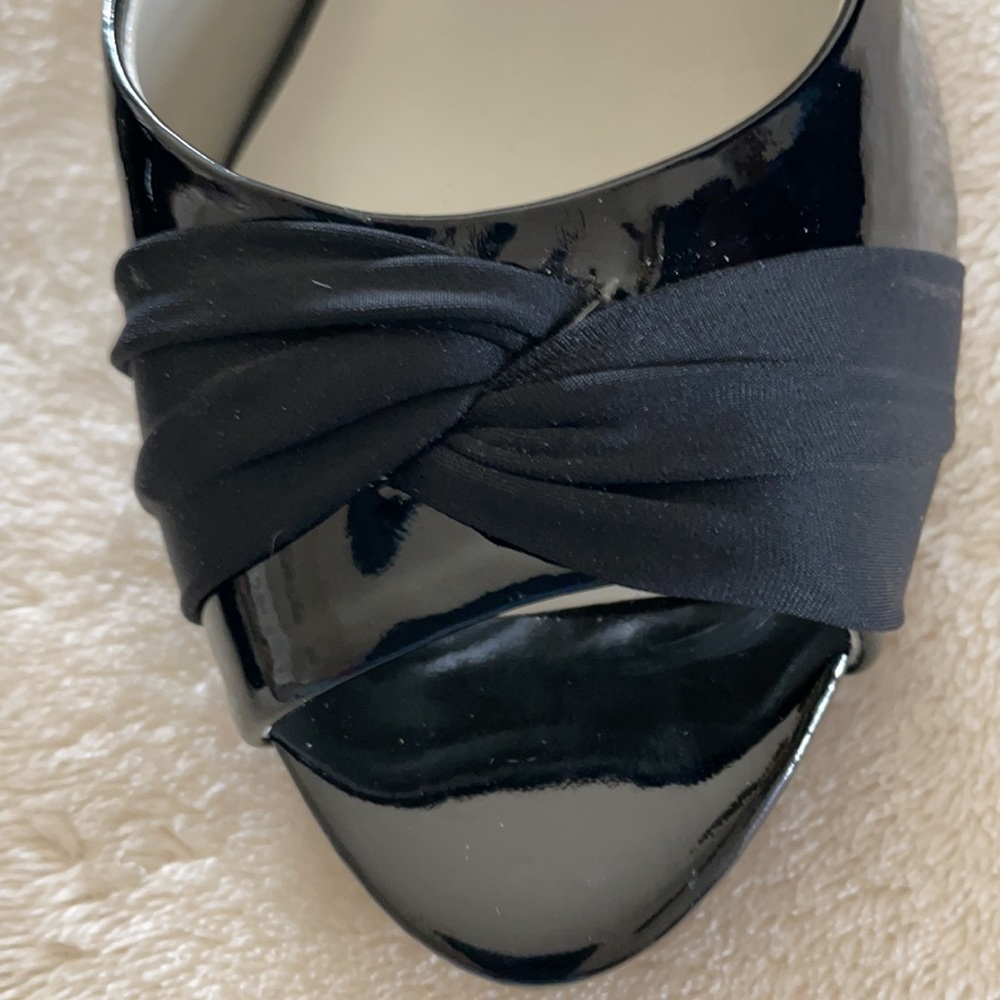 Black patent peep toe pumps. - Picture 2 of 6